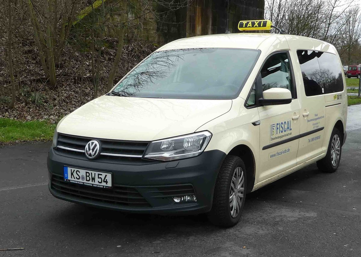 =VW Caddy-Taxi steht im März 2019 am Messegelände Kassel