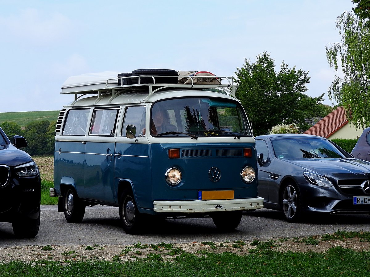 VW-Campingbus, gemeldet in den Niederlanden, trifft am Schloßparkplatz zu Harburg ein; 200814