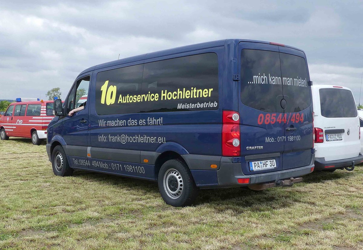 =VW Crafter von Autoservice HOCHLEITNER, steht auf dem Besucherparkplatz der Rettmobil 2019 in Fulda, 05-2019