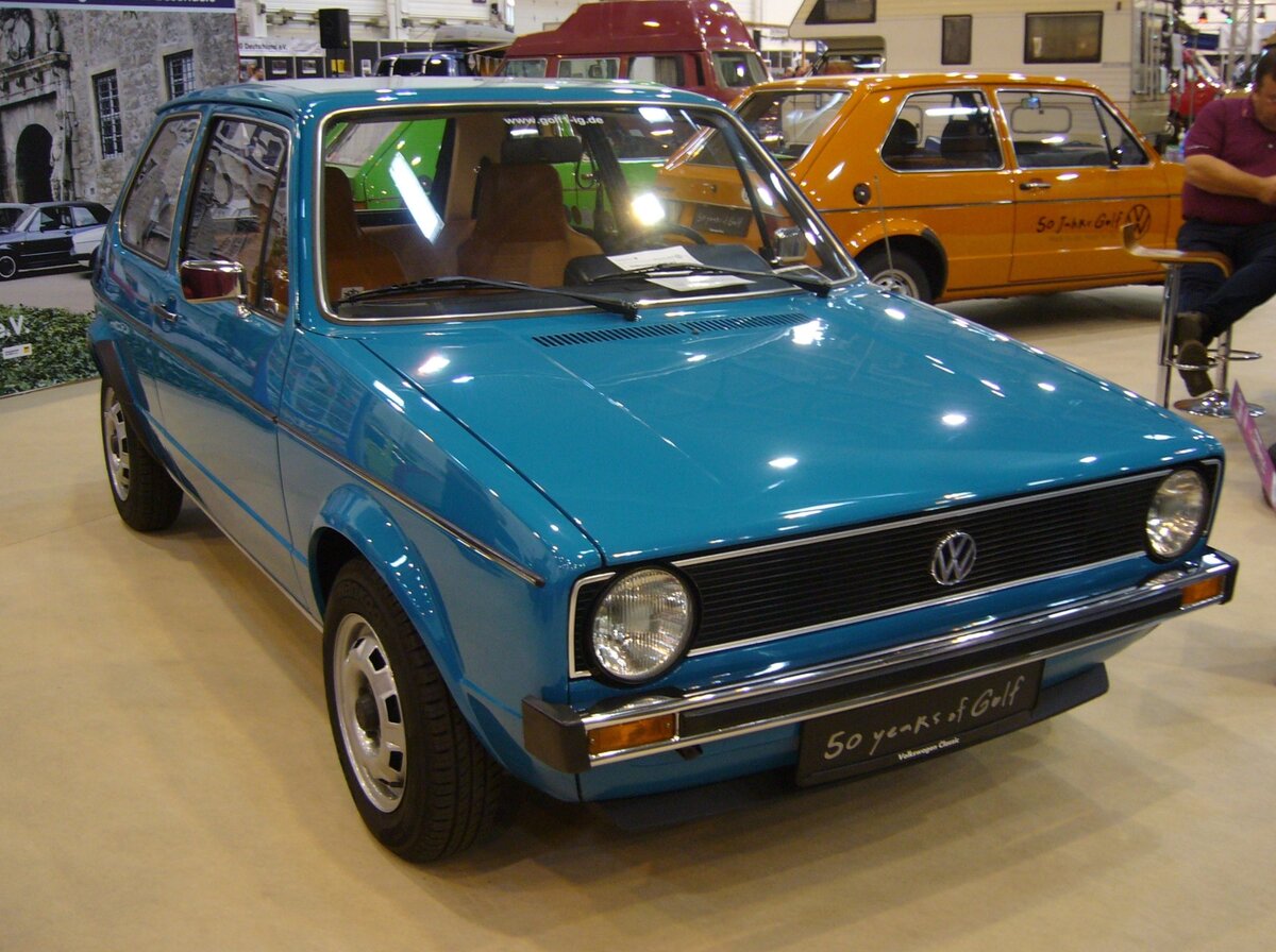 VW Golf 1 MK1 mit Automaticgetriebe in der Ausstattungsvariante LS, gebaut von 1974 bis 1980. Der abgelichtete Wagen im Farbton oceanicblau wurde im Jahr 1975 gebaut. Der Vierzylinderreihenmotor dieses Golf LS hat einen Hubraum von 1577 cm³ und leistet 75. Damit war eine Höchstgeschwindigkeit von fast 160 km/h erreichbar. Techno Classica Essen am 06.04.2024.