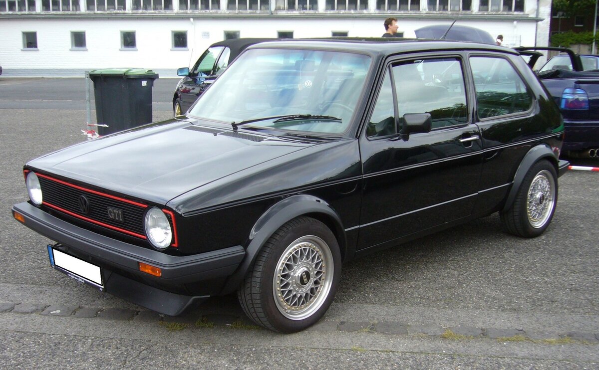 VW Golf 1 MK2 GTI des Modelljahres 1983. Die besonders sportlichen Golf GTI Modelle wurden von einem Vierzylinderreihenmotor angetrieben, der aus 1781 cm³ Hubraum 112 PS leistet. Die Höchstgeschwindigkeit wurde seinerzeit von Volkswagen mit 183 km/h bei einem Verbrauch von 10 Litern auf 100 Kilometern angegeben. VW Golf-Treffen am 23.09.2023 an Mo´s Bikertreff in Krefeld.