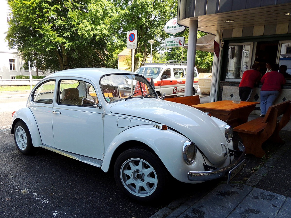 VW-Käfer, beim Boxenstopp bei einem Würstlstand; 140630