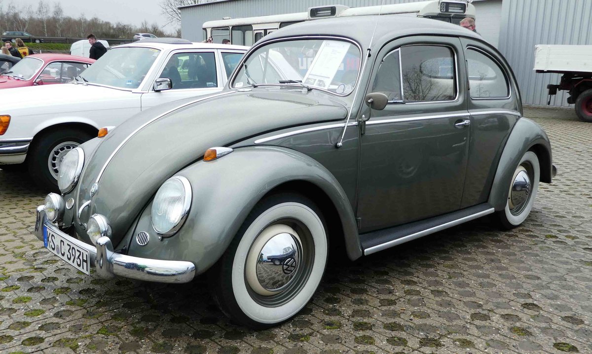 =VW Käfer, Bj. 1957, gesehen bei der Technorama Kassel im März 2017. Für diesen Käfer wurde von der Stiftung AutoMuseum Volkswagen eine Fahrzeug-Identitäts-Urkunde ausgestellt.