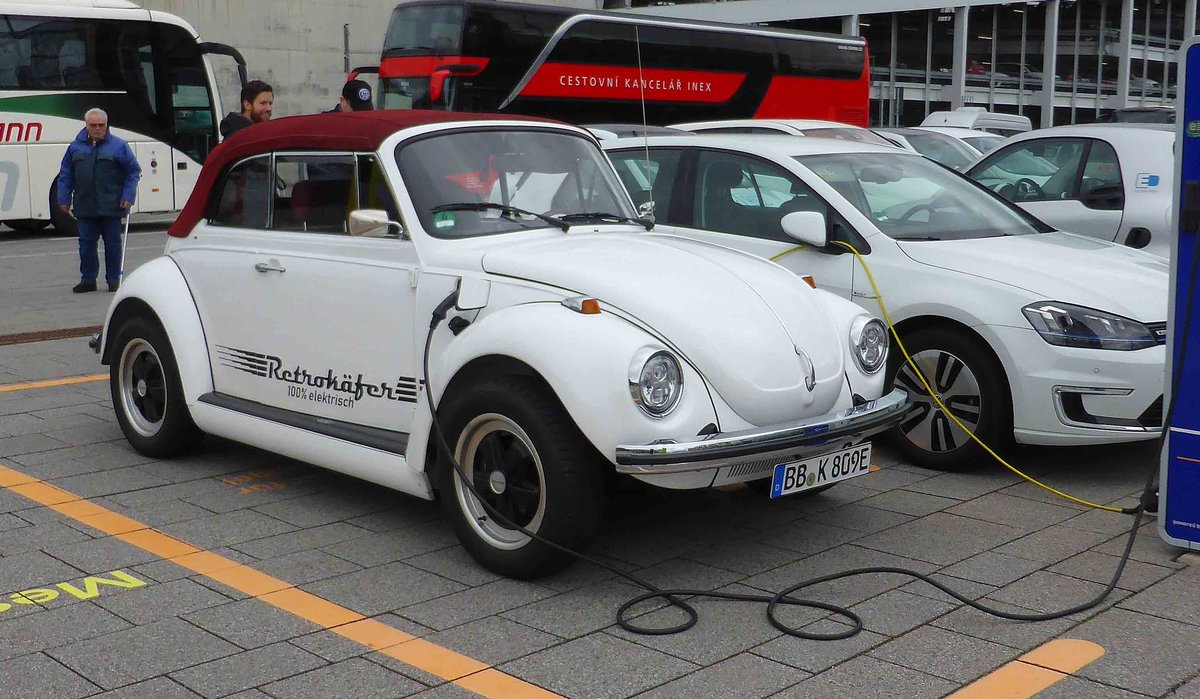 =VW Käfer Cabrio 100 % vollelektrisch steht bei der RetroClassic in Stuttgart, 03-2019