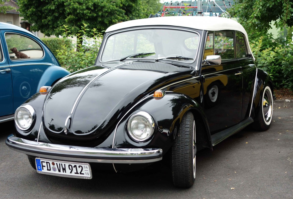 VW Käfer Cabrio, ausgestellt anl. der Jubiläumsfeier  850 Jahre Wiesen  in Hofbieber-Wiesen im Juni 2015