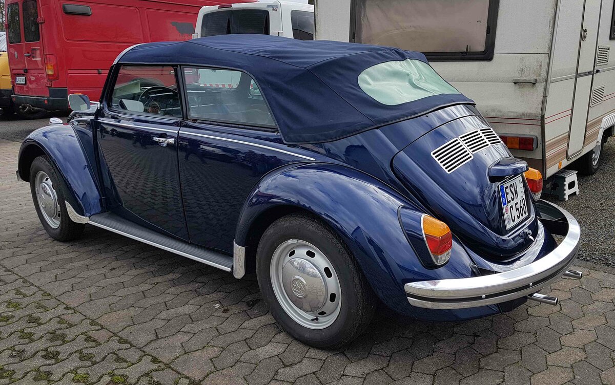=VW Käfer Cabrio, gesehen auf der Freifläche der Technorama Kassel im März 2023