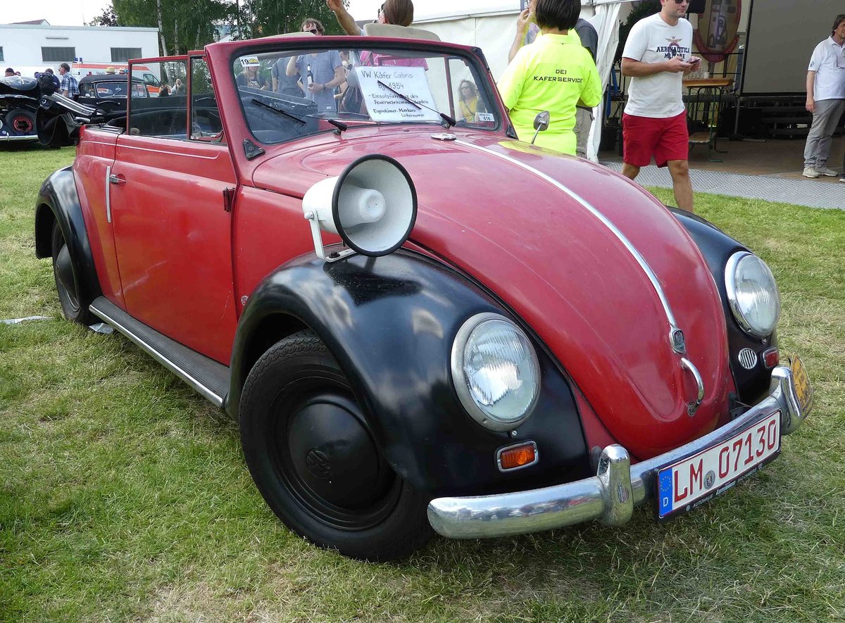 =VW Käfer Cabrio steht auf dem Ausstellungsgelände in Bad Camberg anl. LOTTERMANN-Bullitreffen im Juni 2019