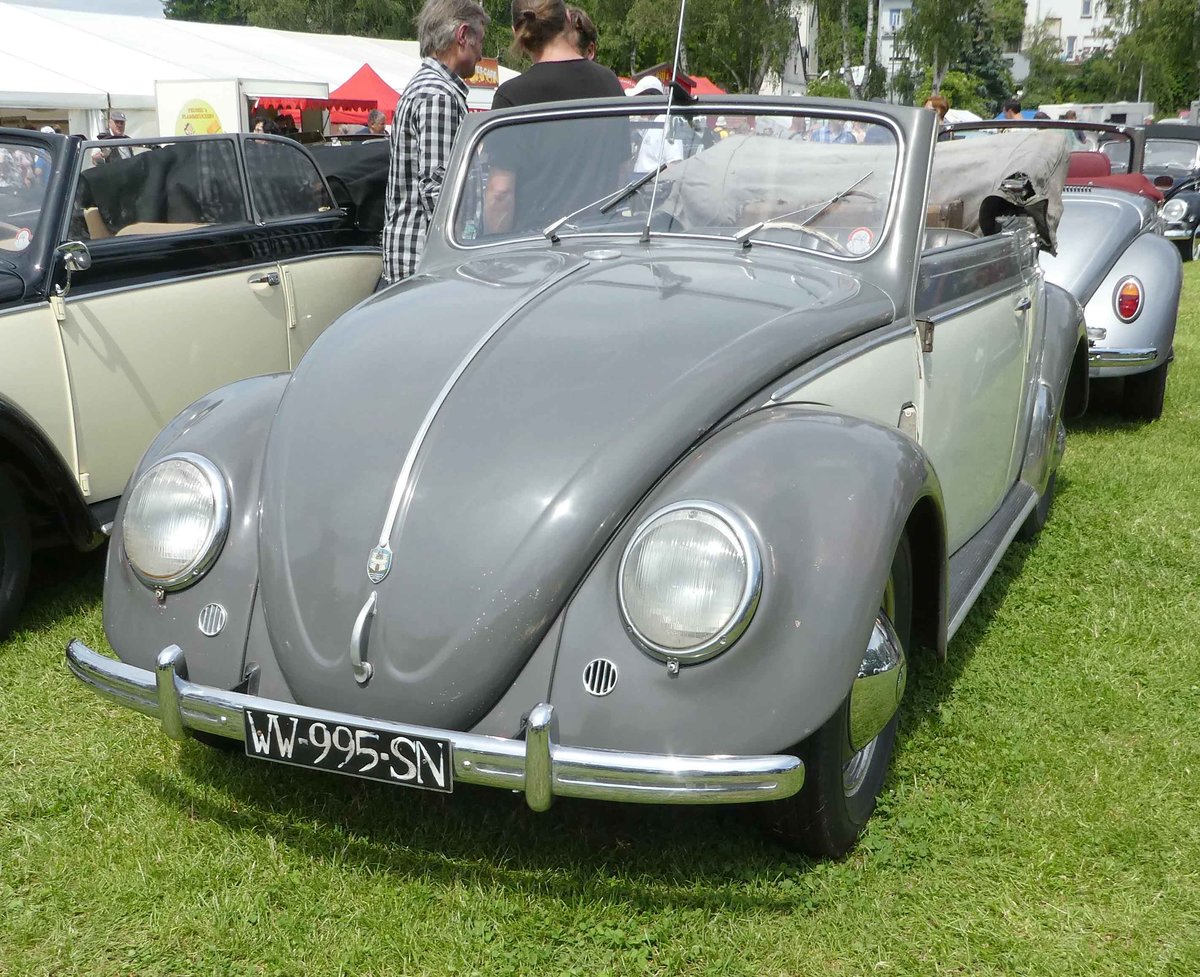 =VW Käfer-Cabrio steht auf dem Ausstellungsgelände in Bad Camberg anl. LOTTERMANN-Bullitreffen im Juni 2019