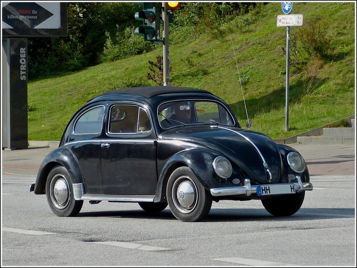 VW Kfer mit Faltdach und ausschwenkbarem Blinker gesehen in Hamburg am 17.09.2013.