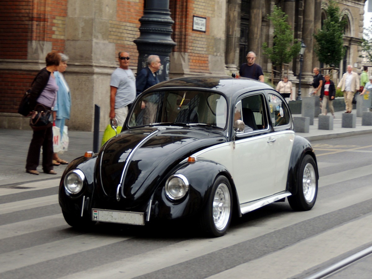 VW-Kfer sorgt in der Innenstadt von Budapest fr etwas Aufmerksamkeit; 130826