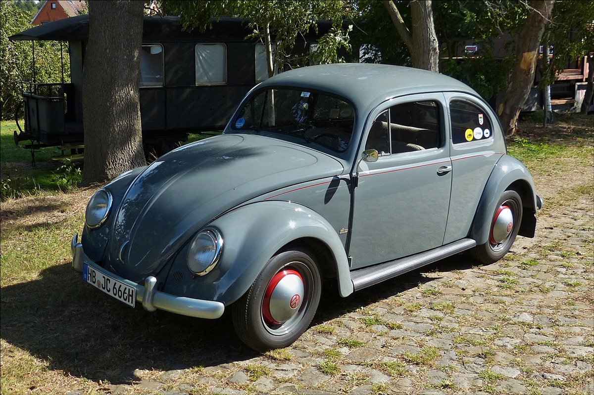 VW Käfer steht am Rande einer Museumsbahn abgestellt. 15.09.2019