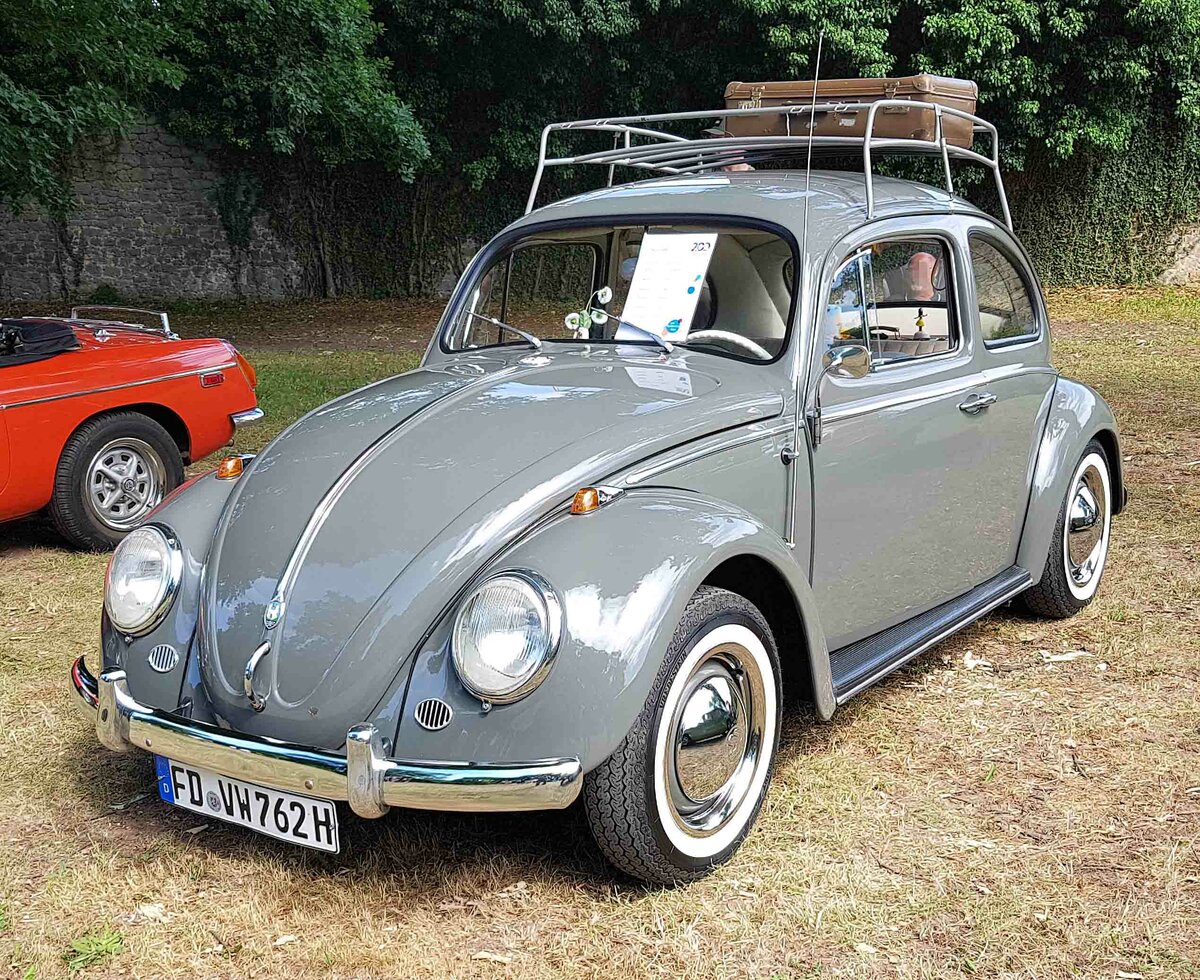 =VW Käfer steht auf der Ausstellungsfläche für Oldtimerfahrzeuge beim Bürgerfest  200 Jahre Landkreis Fulda  auf dem Gelände von Schloß Fasanerie im Juni 2022.