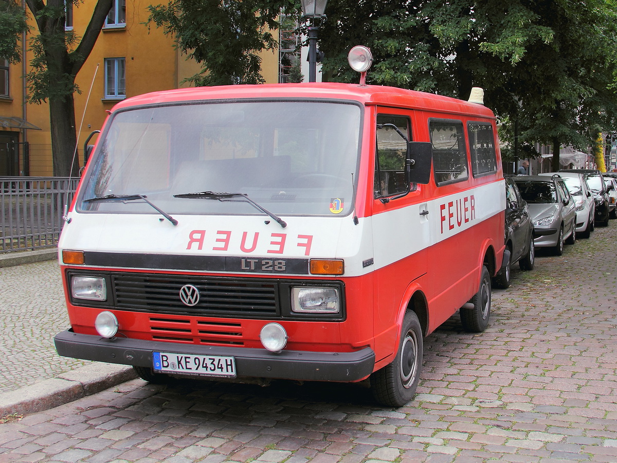 VW LT 28-35 aus Buckow (Märkische Schweiz), gesehenen am 05. Juli 2017 in Berlin Neukölln am Richardplatz in der Kirchgasse.