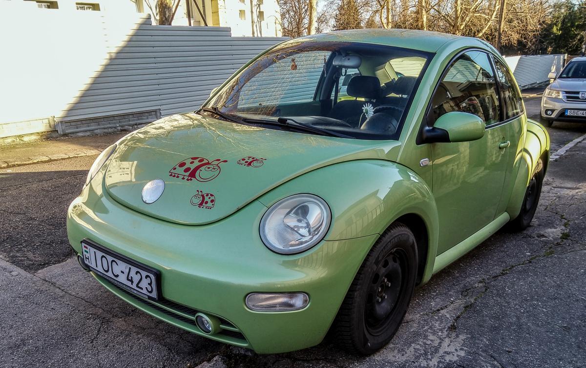 VW New Beetle, mit  Käferaufkleber  fotografiert in März, 2020.