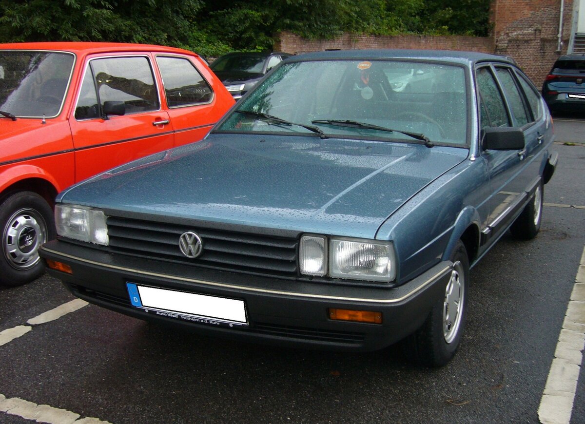 VW Passat B2 32B Limousine aus dem Jahr 1986 in der Ausstattungsvariant CL. Der Passat der zweiten Generation wurde im Oktober 1980 vorgestellt. Gegenüber seinem Vorgänger ist er länger und breiter geworden und hat an Platz im Innenraum gewonnen. Der gezeigte Passat in der CL-Ausstattung ist mit einem Vierzylinderreihenmotor ausgestattet, der aus einem Hubraum von 1781 cm³ 90 PS leistet. Die Höchstgeschwindigkeit dieses 1.8 Liter Passat´s wurde mit 172 km/h angegeben. 10. Saarner Oldtimer Cup am 27.08.2023 in Mülheim an der Ruhr.