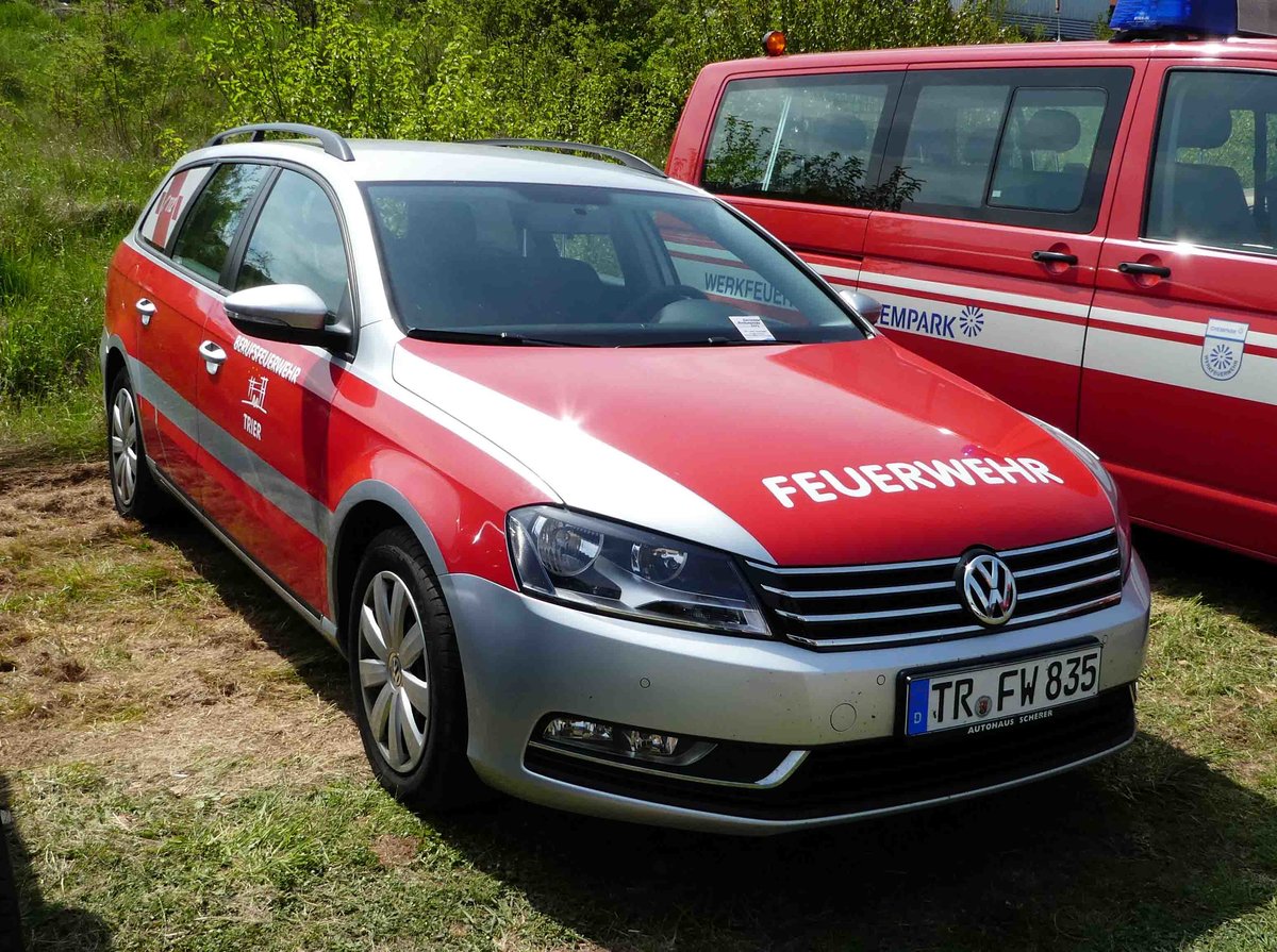 =VW Passat der Berufsfeuerwehr TRIER, gesehen auf dem Parkplatz der RettMobil 2017 in Fulda, Mai 2017