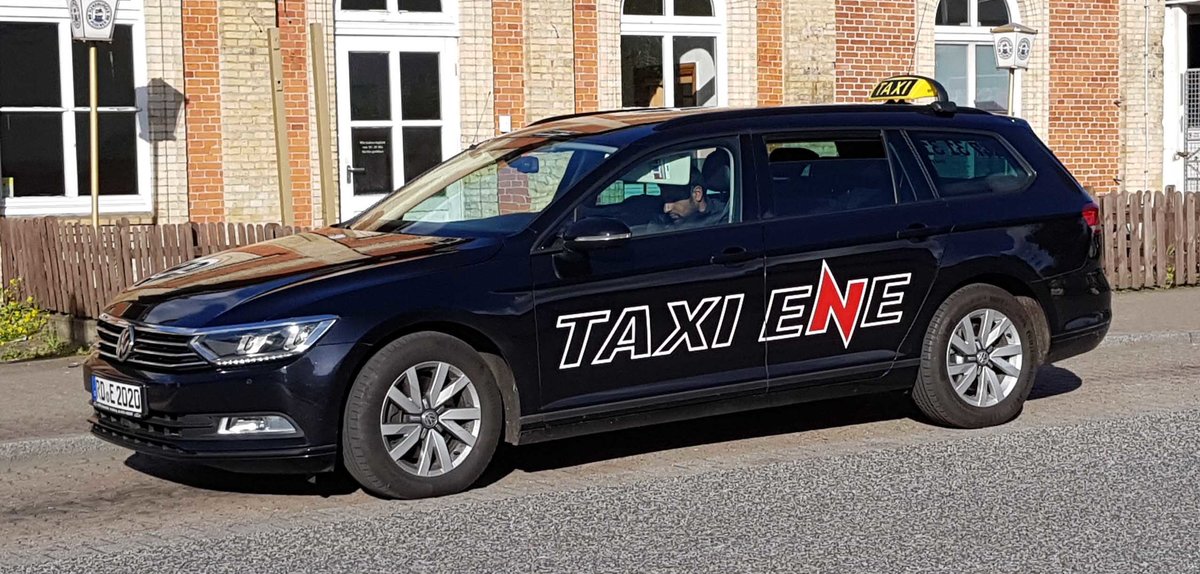 =VW Passat-Taxi steht im Mai 2019 am Bf. Rendsburg
