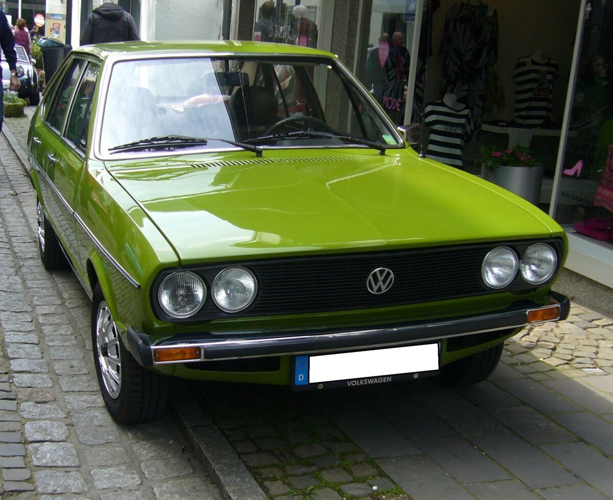 VW Passat TS B1 Typ 32 als viertürige Limousine im damals Farbton beryll grün. Im Frühjahr 1973 wurde der neue VW Passat vorgestellt. Er löste den, in die Jahre gekommenen VW Typ 3, ab. Technisch abgeleitet wurde der Passat vom damaligen Audi 80. Für das äußere Erscheinungsbild zeigte sich Giugiaro von Ital-Design verantwortlich. 1973 stand ein solcher, viertüriger, Passat TS mit einem Kaufpreis von mindestens DM 10525,00 in der Preisliste VW AG. Der Passat TS hat, je nach Baujahr, einen quer eingebauten Vierzylinderreihenmotor mit einem Hubraum von 1471 cm³ oder 1588 cm³ und einer Leistung von 85 PS. Die Höchstgeschwindigkeit gab VW mit 163 km/h beim 1.5l-Motor und mit 170 km/h beim 1.6l-Motor an. 15. Oldtimertreffen des AMC Essen-Kettwig am 01.05.2023.