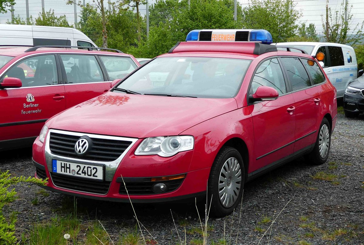 =VW Passat Variant der Berufsfeuerwehr HAMBURG, gesehen auf dem Parkplatz bei der RettMobil 2017 in Fulda - Mai 2017