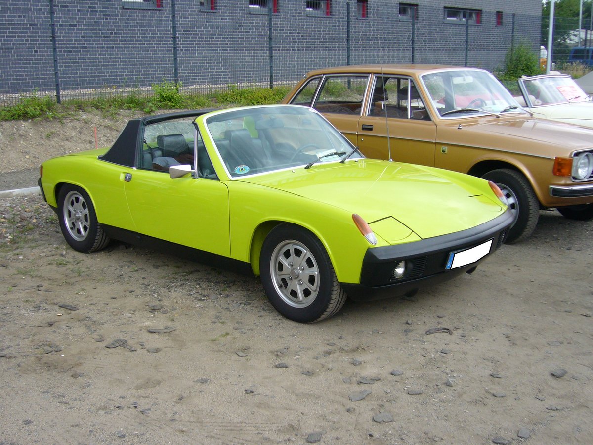 VW Porsche 914. 1969 - 1975. Vom sogenannten Volksporsche wurden insgesamt 118.978 Einheiten verkauft. Besonders in den USA war der Wagen ein Verkaufserfolg. Die Boxermotoren war als Mittelmotor verbaut. Der im Farbton ravennagrün lackierte Wagen wurde am 16.06.2018 beim Oldtimertreffen an der  Alten Dreherei  in Mülheim an der Ruhr fotografiert.
