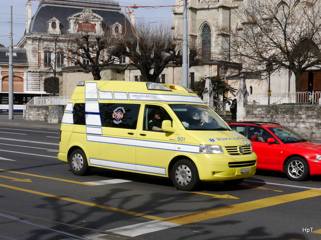 VW Rettungswagen unterwegs in der Stadt Genf am 08.03.2015