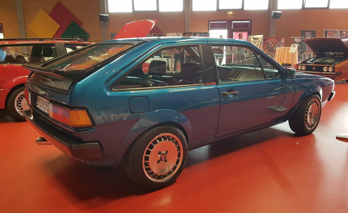 =VW Scirocco steht in der Ausstellungshalle beim Scirocco-Treffen in Hohenroda, 06-2022