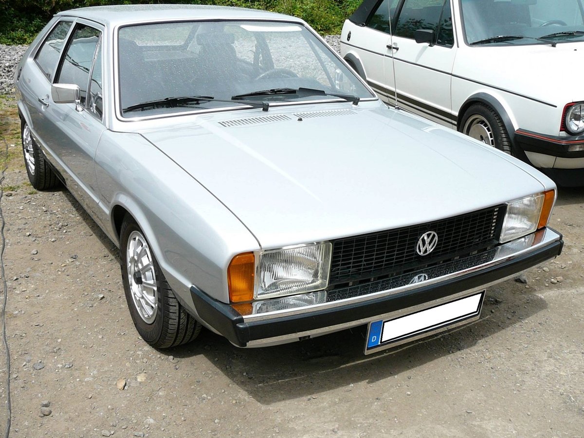 VW Scirocco Typ 53, besser als Scirocco 1 bekannt. Der Scirocco war nichts anderes, als die Coupeversion des einige Wochen später vorgestellten Golf 1. Der abglichtete Scirocco ist der ersten Baureihe von 1974 bis Juli 1977 zuzuordnen. Dieses ist an den vorderen Blinkleuchten zu erkennen. An den Rechteckscheinwerfern kann man erkennen, das es sich um das Basismodell Scirocco L handelt. Der Vierzylinderreihenmotor hat einen Hubraum von 1085 cm³ und leistet 50 PS. Oldtimertreffen an der  Alten Dreherei  in Mülheim an der Ruhr im Juni 2015.