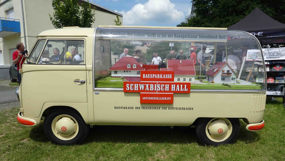 =VW T 1  Schneewittchensarg , ein Werbefahrzeug von Schwäbisch Hall aus dem Jahr 1959, steht auf dem Ausstellungsgelände in Bad Camberg anl. LOTTERMANN-Bullitreffen im Juni 2019