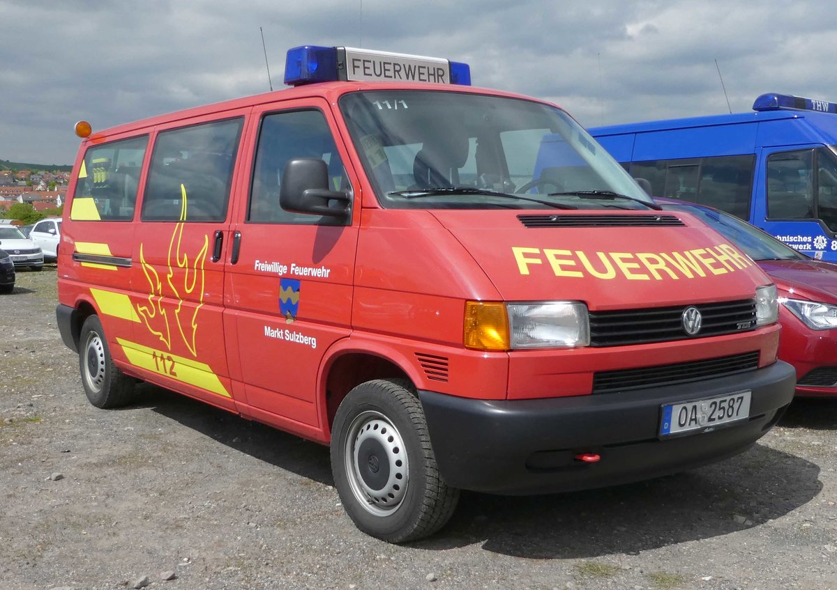 =VW T 4 der Feuerwehr MARKT SULZBERG, gesehen auf dem Besucherparkplatz der Rettmobil 2019 in Fulda, 05-2019