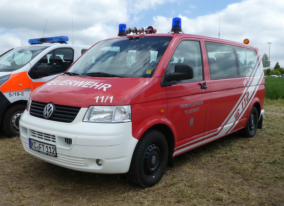 =VW T 5 als MZF der Feuerwehr TEUSCHNITZ, gesehen auf dem Besucherparkplatz der Rettmobil 2019 in Fulda, 05-2019