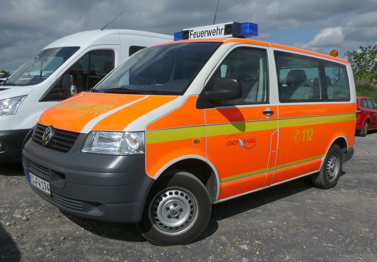 =VW T 5 der Feuerwehr der Stadt KASSEL parkt in Fulda anl. der RettMobil im Mai 2022