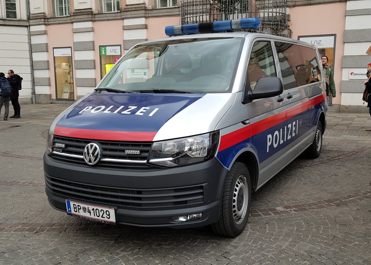 =VW T 6 der österreichischen Bundespolizei bei einer Demo in Linz im November 2019