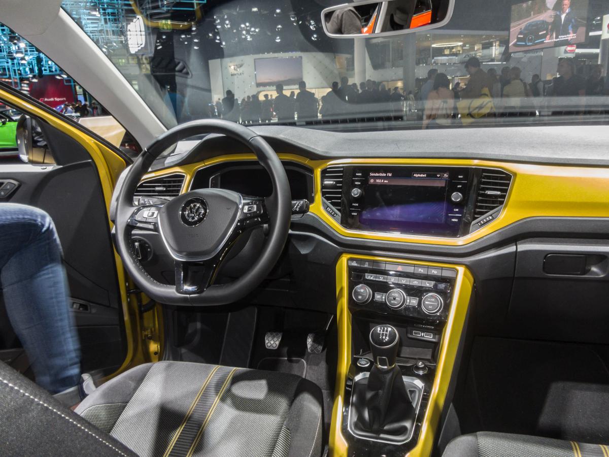 VW T-Roc Interieur (gelb), Sitzprobe auf der IAA 2017 Frankfurt Motor Show (September 2017).