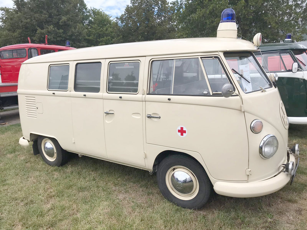 =VW T1 als DRK-Fahrzeug, ausgestellt bei der Gedenkveranstaltung  30 Jahre Mauerfall  im August 2019 in Fulda.