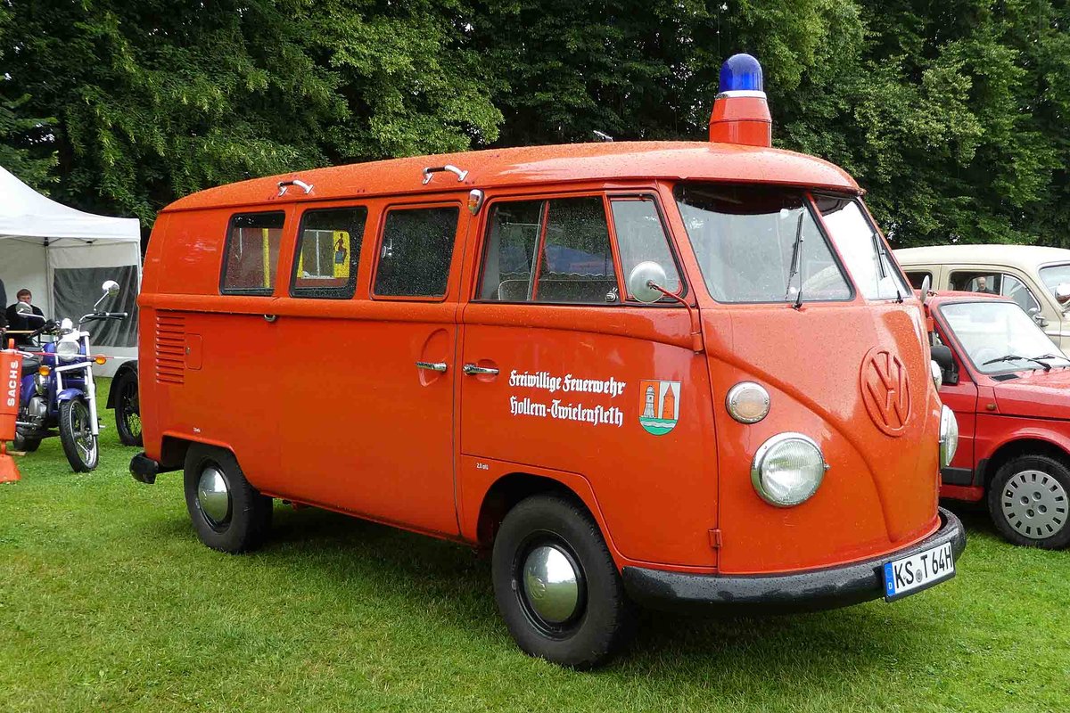 =VW T1 als ehemaliges Feuerwehrfahrzeug steht im Juli 2016 zur Oldieausstellung in Gudensberg
