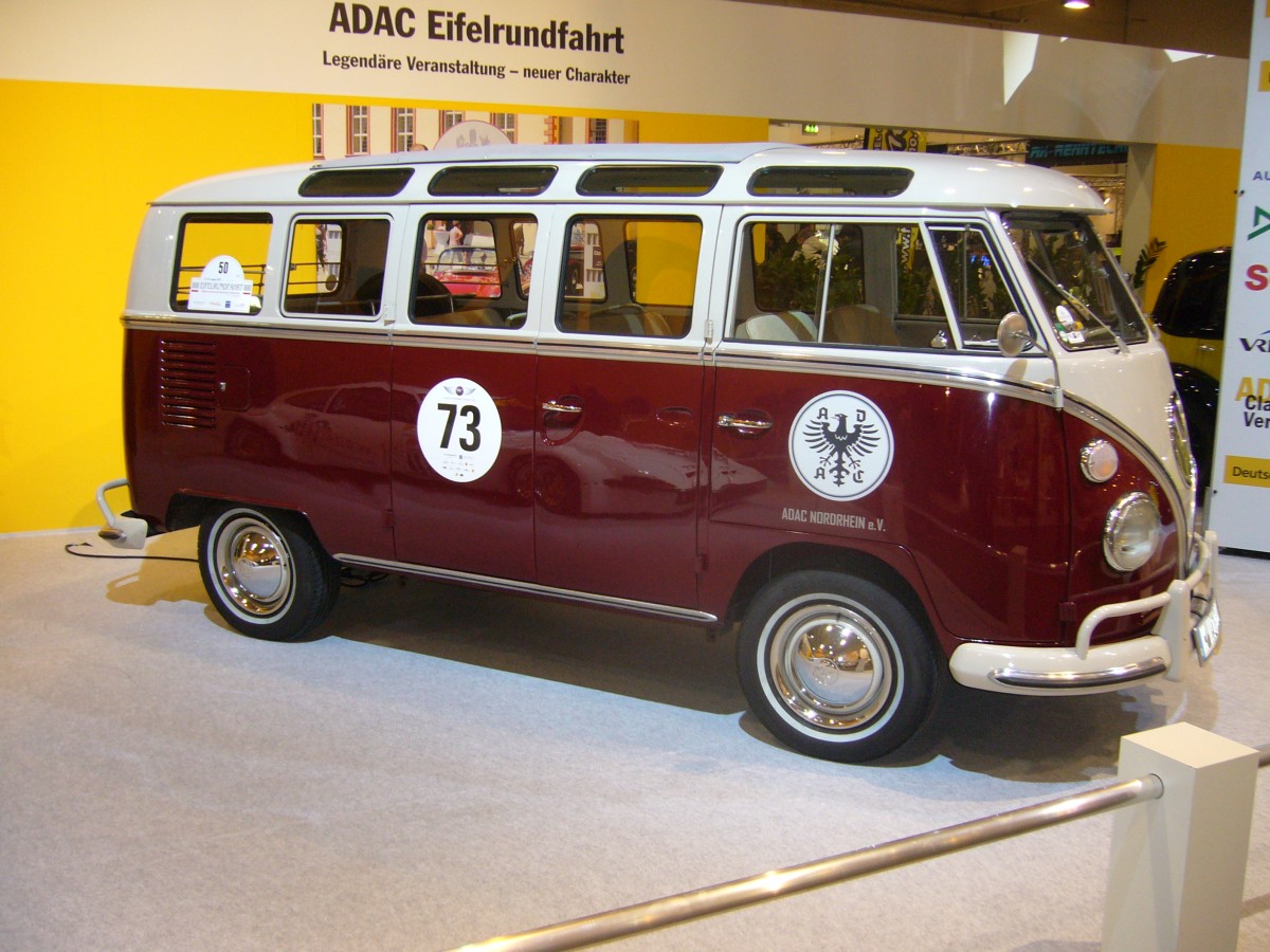 VW T1 Bus Achtsitzer Sondermodell. 1963 - 1967. Hier wurde eine US-Exportausführung dieses kultigen Busses abgelichtet. Dieses ist an den Exportstoßstangen mit den erhöhten Bügeln erkennbar. Der 4-Zylinderboxermotor mit 1.493 cm³ leistet 42 PS. Essen Motorshow am 05.12.2013.