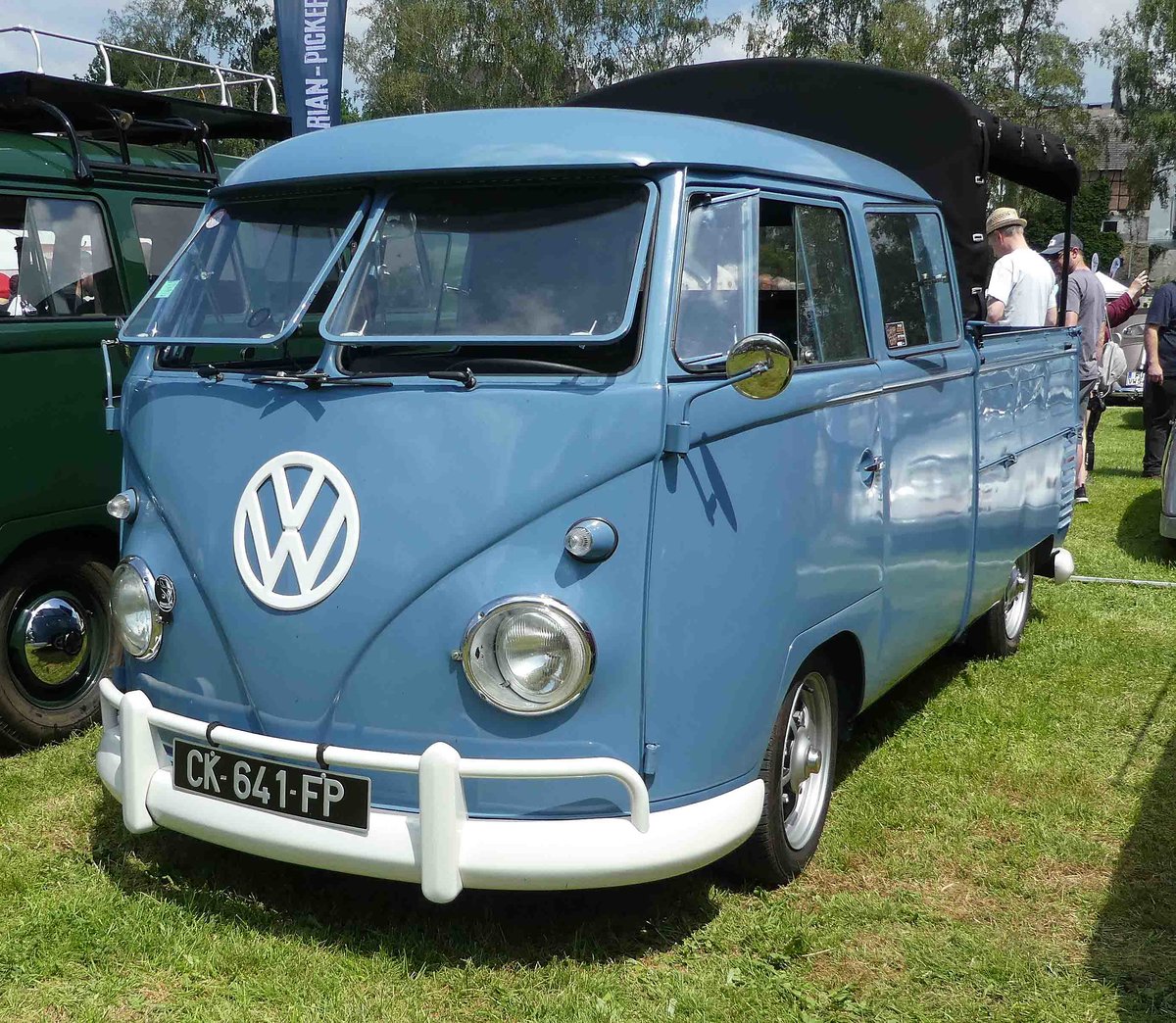 =VW T1 Doppelkabiner mit Ladepritsche steht auf dem Ausstellungsgelände in Bad Camberg anl. LOTTERMANN-Bullitreffen im Juni 2019
