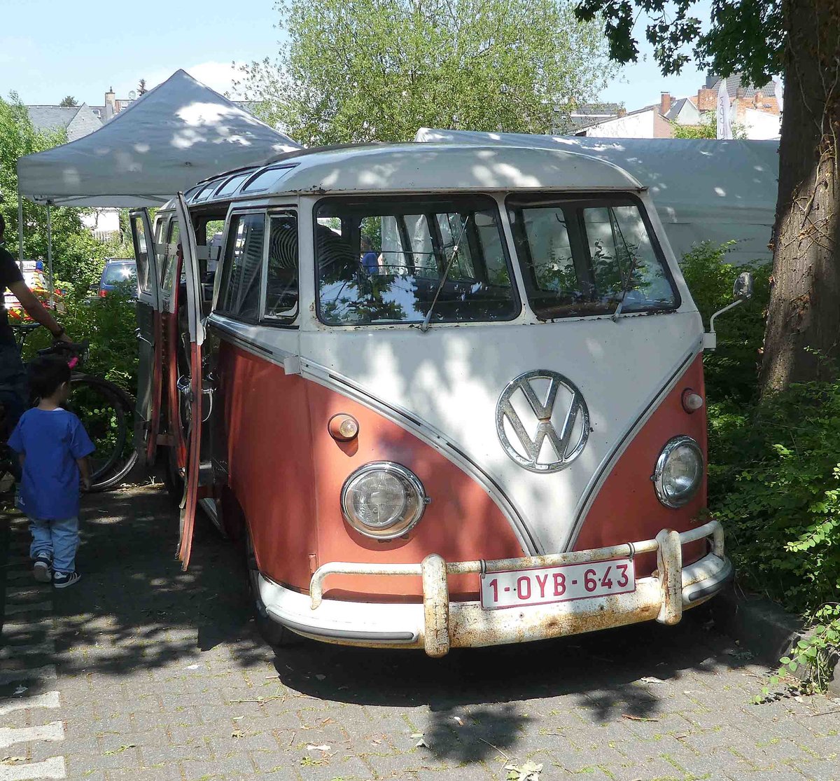 =VW T1 Samba steht auf dem Ausstellungsgelände in Bad Camberg anl. LOTTERMANN-Bullitreffen im Juni 2019