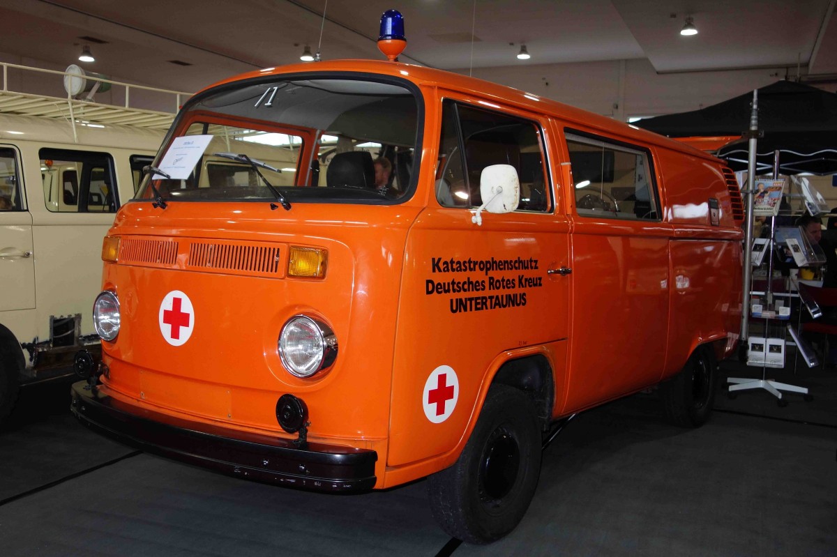 VW T2 als ehemaliges Einsatzfahrzeug des DRK steht bei der Technorama im Kassel, März 2014