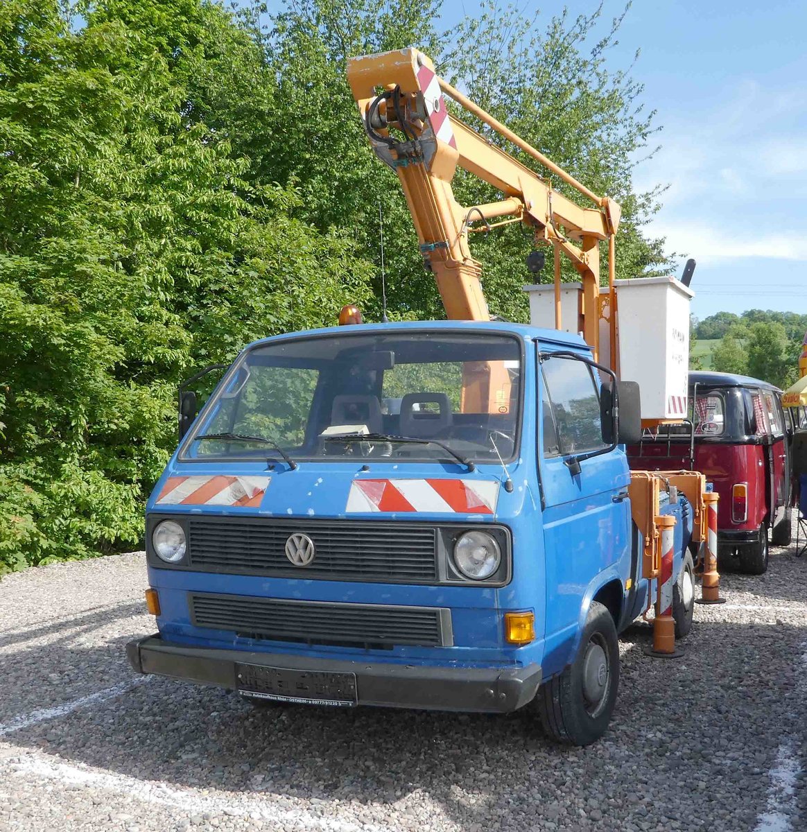 =VW T3 als Hebebühnenfahrzeug steht beim Bullitreffen in Ostheim/Rhön im Juni 2019
