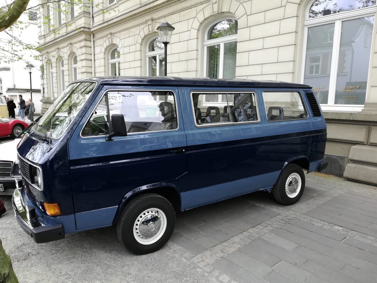 VW T3 Bus. Der T3 wurde von 1979 bis 1992 in etlichen Karosserieversionen und mit verschiedensten Motorisierungen produziert. Oldtimertreffen des AMC Essen-Kettwig am 01.05.2022.