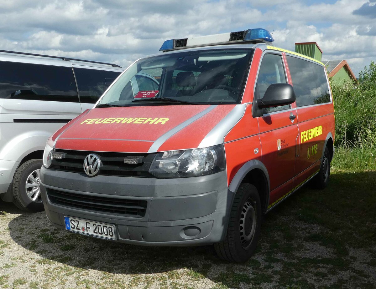 =VW T5 als MTW der Feuerwehr von SALZGITTER, abgestellt auf dem Parkplatz der RettMobil im Mai 2022