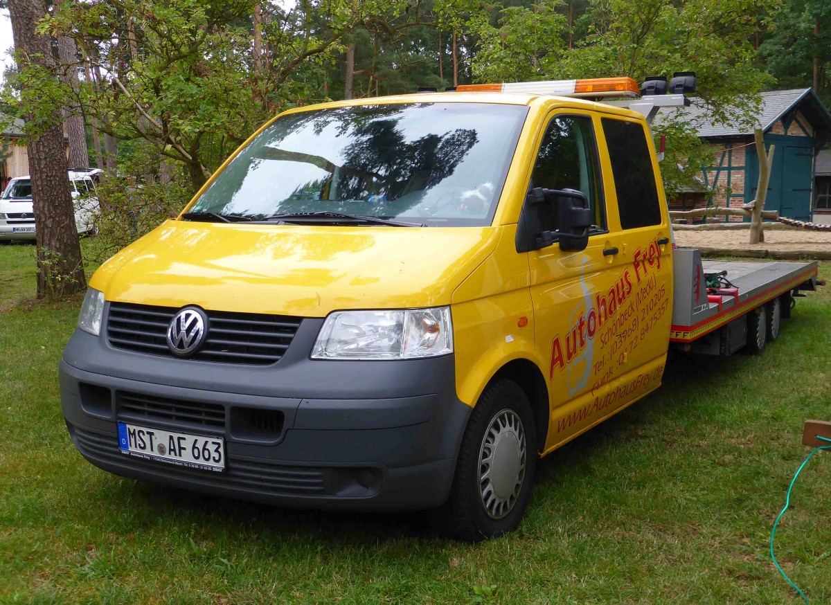 VW T5 als Transportfahrzeug für ein Oldtimerschätzchen, gesehen im Agroneum Alt Schwerin im August 2014