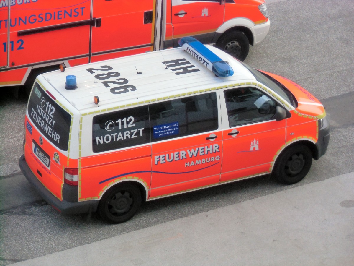 VW T5 am 12.04.14 in Hamburg als NEF der Feuerwehr.