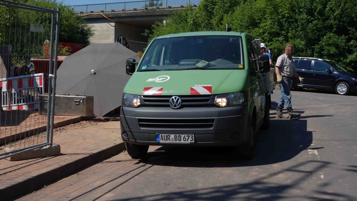 VW T5 von  Bohlen & Doyen  steht auf einer Baustelle in 36100 Petersberg-Marbach, Juli 2015
