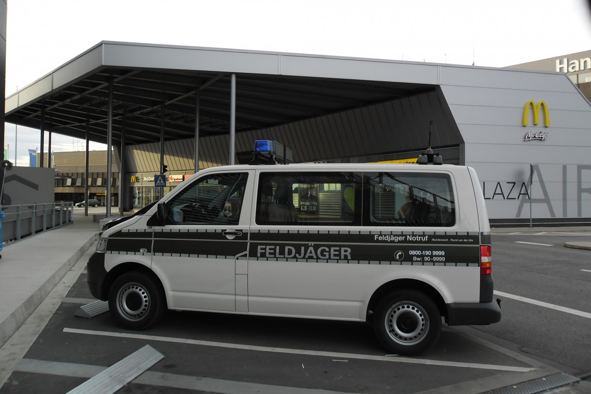 VW T5  Feldjger , am 18.07.2013 am Aiport Hannover.