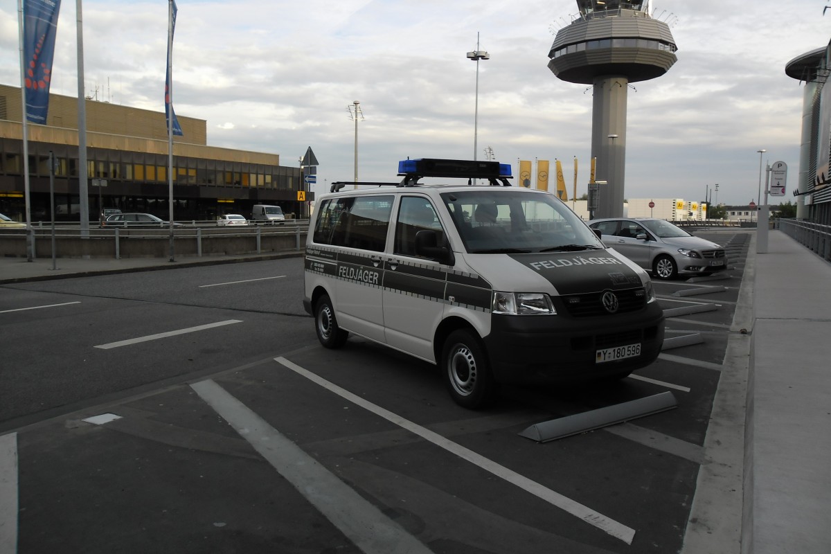 VW T5  Feldjger , am 18.07.2013 am Airport Hannover.