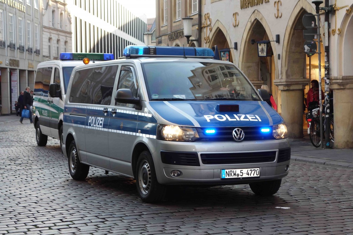 VW T5 der Polizei NRW eingesetzt bei einer Demo in Münster, Oktober 2015
