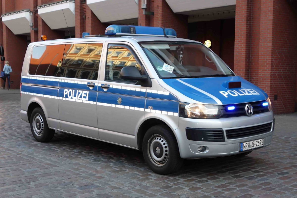 VW T5 der Polizei NRW eingesetzt bei einer Demo in Münster, Oktober 2015 