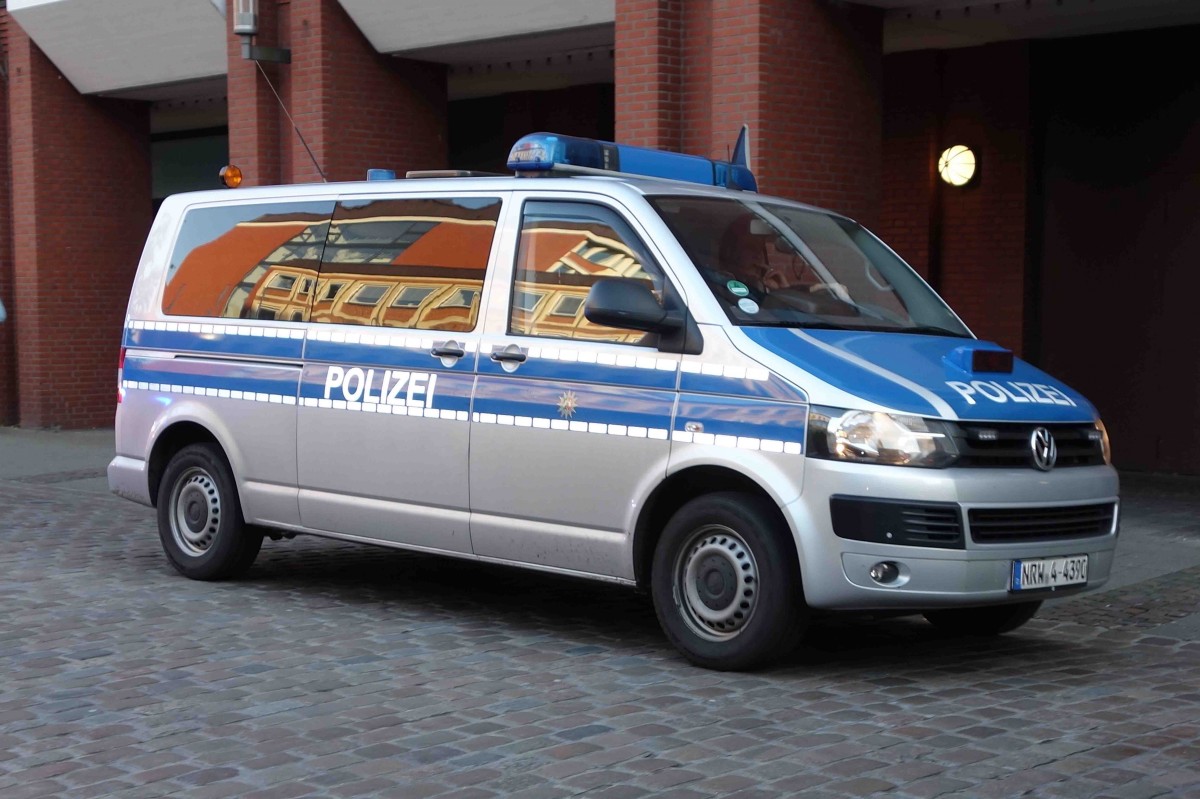 VW T5 der Polizei NRW eingesetzt bei einer Demo in Münster, Oktober 2015 